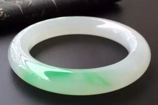戴昆仑玉的好处和禁忌