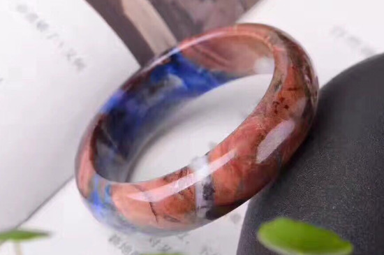 舒俱来手镯上面的亮皮是什么