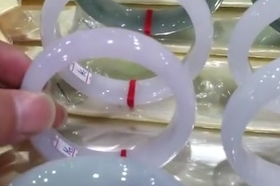 如何用一杯水快速鉴别真假翡翠