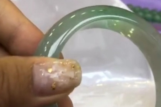 如何用一杯水快速鉴别真假翡翠